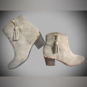 Isaac Mizrahi taupe suede booties w/shiny gold hardware accents. Wmns sz 6